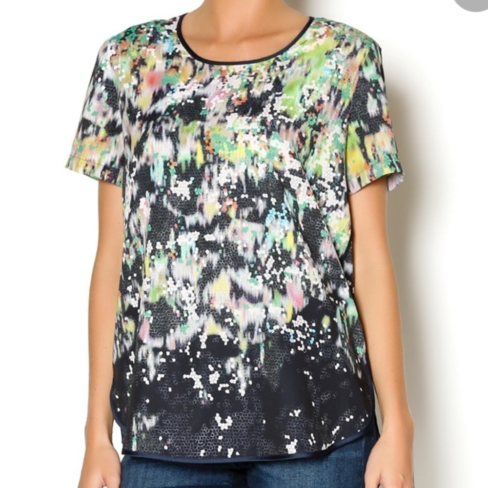 Margaret O’Leary lightweight sporty confetti geometric print short sleeve blouse